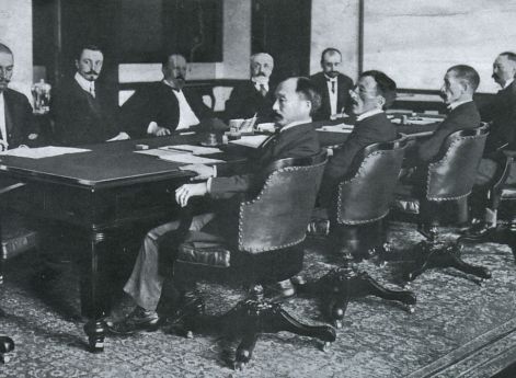 Переговоры в Портсмуте. Слева направо: Коростовец, Навохов, Витте, Розен, Планков; Адати, Отиай, Комура, Такахира, Сато. Фотография 1905 года