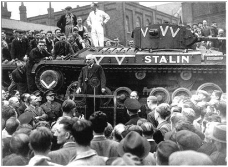 Посол СССР в Великобритании И. М. Майский принимает танк от британских рабочих.