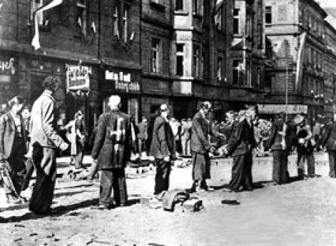 Пражские немцы на принудительных работах в 1945 г. У многих на спинах нарисована краской свастика.