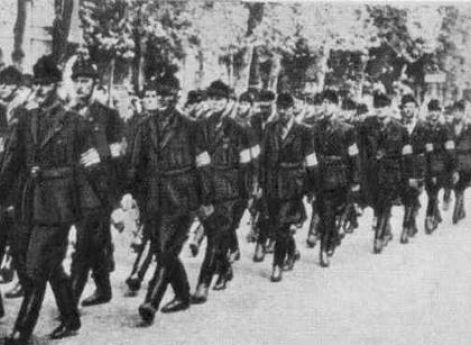 Члены организации «Скрещенные стрелы» маршируют по проспекту Андраши в Будапеште. 15 октября 1944 г.