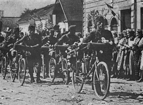 Венгерские войска, радостно встречаемые местным венгерским населением, вступают в Северную Трансильванию. Сентябрь 1940 г.