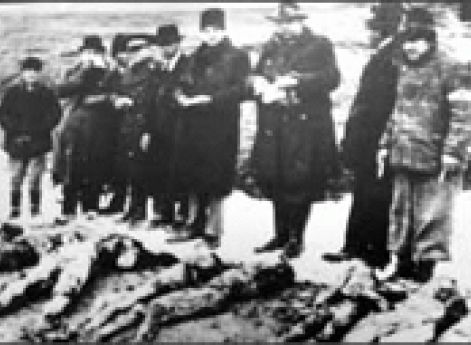 Эксгумация тел убитых венгерскими солдатами евреев в Шармаше. 1945 г.