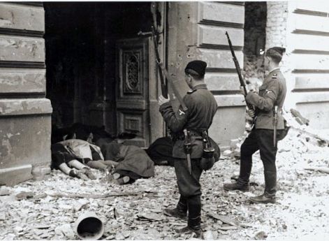 Украинские полицейские во время ликвидации Варшавского гетто. Апрель — май 1944 г.