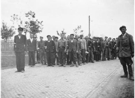 Польские добровольцы перед сборным пунктом вермахта.