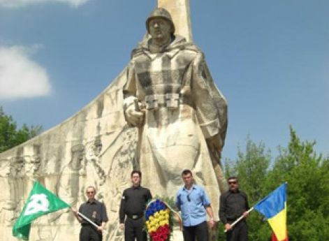 Румынские националисты возле мемориала погибшим солдатам в войне против СССР