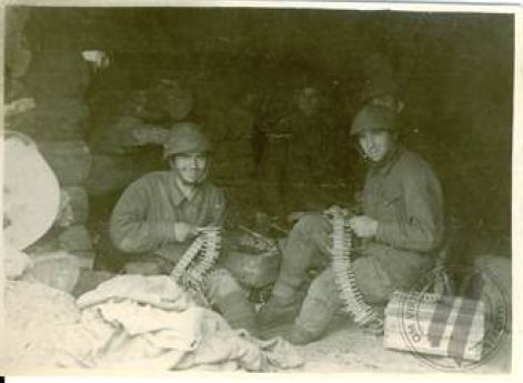 Солдаты 201-й Латышской стрелковой дивизии в блиндаже. Лето 1942 г.