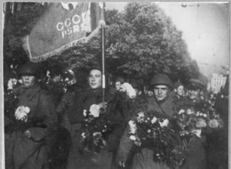 Солдаты 130-го Латышского стрелкового корпуса вступают в Ригу. 15 октября 1944 г.