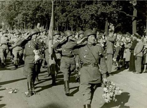 Парад 130-го Латышского стрелкового корпуса в Риге. 22 июня 1945 г.