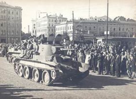 Советские войска входят в Ригу. 17 июня 1940 г.