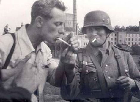 Солдат вермахта и латышский полицейский Дата создания: 1941