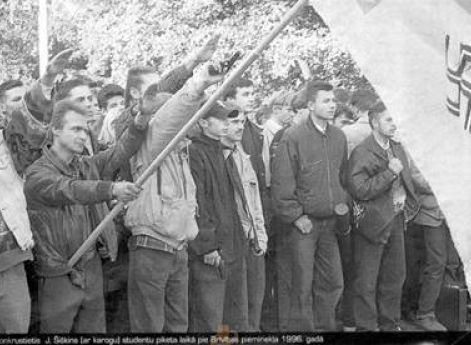 Демонстрация «Громового креста» в центре Риги. 1996 г.