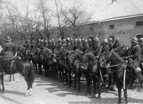Латвийские кавалеристы на построении
