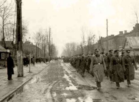 Солдаты Местной дружины Литвы под командованием офицера вермахта. ВильнюсДата создания: Март – апрель 1944 г.