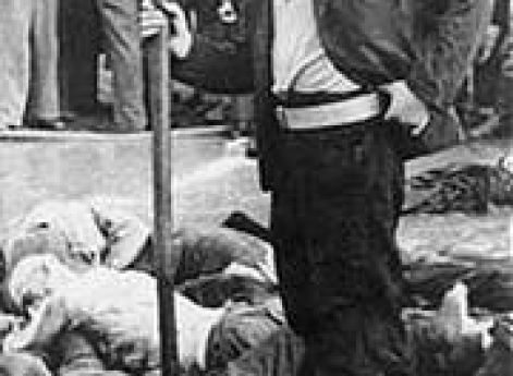 Молодой литовец над телами убитых им евреев. Каунас, 27 июня 1941 г.