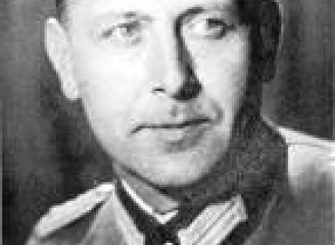 Командир Армии обороны отечества полковник Гельмут Медер