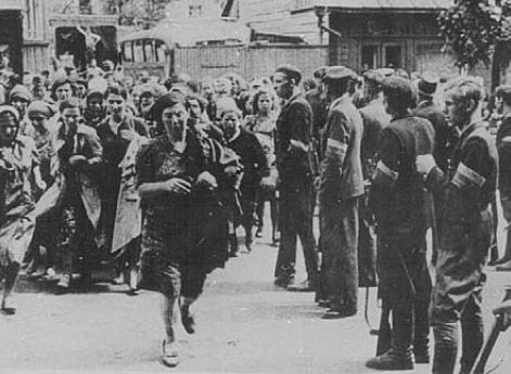 Литовские повстанцы сгоняют еврейских женщин к месту расстрела. Каунас.