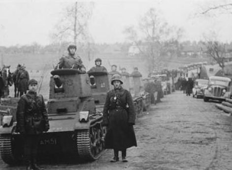 Литовский бронеотряд на марше. Октябрь 1939 г.