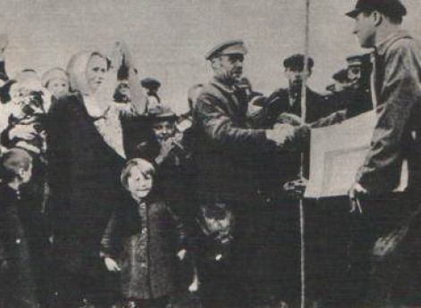 Передача земли малоземельным крестьянам. Сентябрь 1940 г.