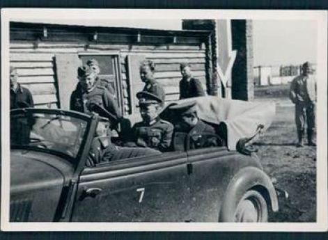 Генерал-майор Александр Самохин в плену (в машине справа), 1942 г.