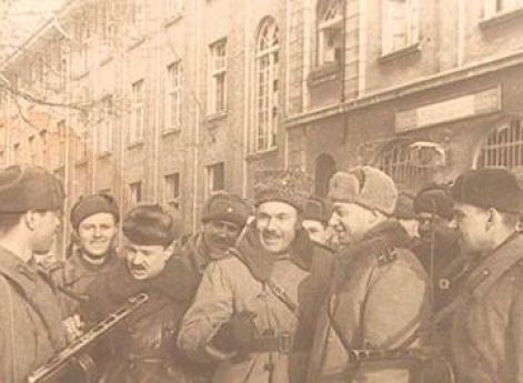 1-йсекретарь ЦК КП(б) Литвы Антанас Снечкус (слева) среди бойцов 16-й Литовскойстрелковой дивизии. Клайпеда, 28 января 1945 г.