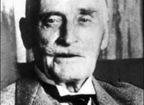 Кнут Гамсун (на лацкане пиджака значок фашистской партии «Национальное собрание»)