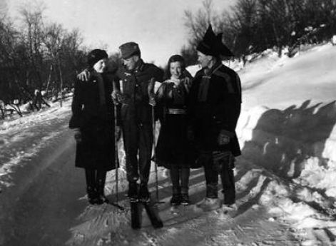 Германский горный стрелок с жителями норвежской Лапландии. 1941 г.