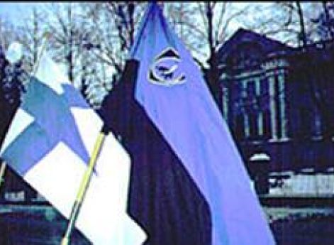 Флаг «сине-черных» возле посольства России в Хельсинки