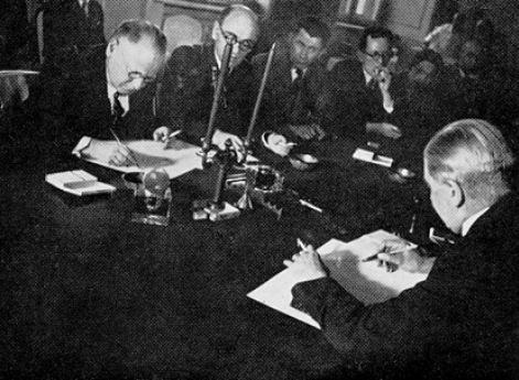 Нарком иностранных дел СССР Максим Максимович Литвинов вместе с послом Финляндии в Москве бароном Арно Ирье-Коскиненом подписывают 7 апреля 1934 г. протокол о продлении договора о ненападении 1932 г.