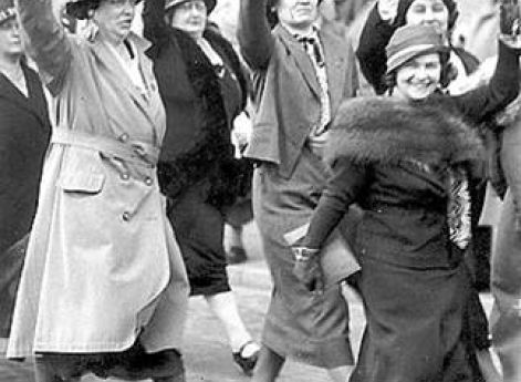 Шведские сторонницы Гитлера празднуют день его рождения. 20 апреля 1934 г.