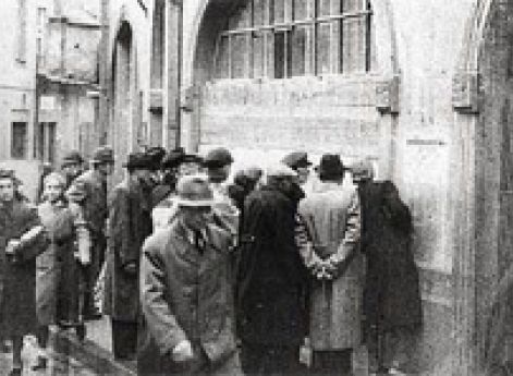 Жители Таллинна 17 июня 1940 г. читают плакат, где сообщается о вводе советских войск в Эстонию. 1940 г.