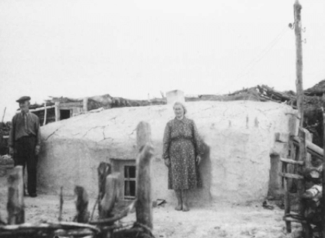 Жилье депортированной семьи из Эстонии – торфяная землянка в Новосибирской области