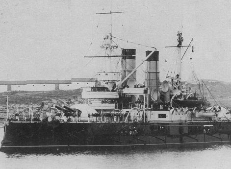 Эскадренный броненосец Двенадцать Апостолов на Севастопольском рейде.