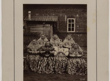 Девушки в национальных костюмах.