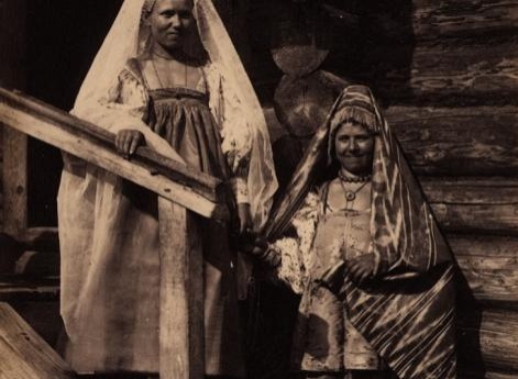 Жительницы Костромской губернии в свадебном наряде.