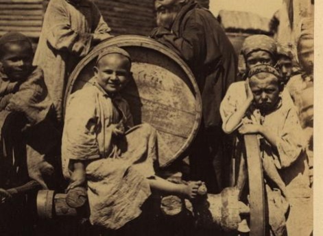 Крестьянские дети у бочки-водовозки.