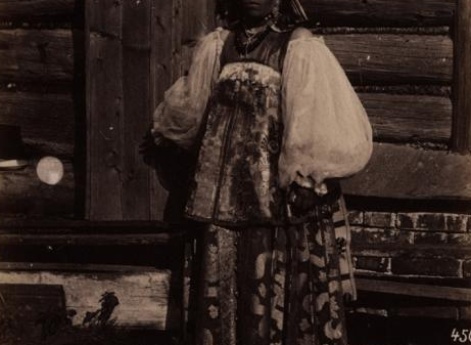 Крестьянка около избы.