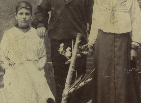 Портрет матроса с двумя девушками. Справа – Елизавета Сергеевна Деева. Муром. Архив Деевых.