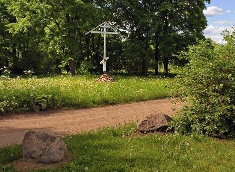 Поминальный крест на месте подписания Великим князем Московским Иваном Васильевичем III Коростынского мирного договора с Великим Новгородом в августе 1471 года