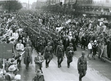 Солдаты датского Свободного корпуса СС маршируют по улицам Копенгагена перед отправкой на Восточный фронт.