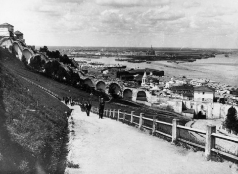 Вид на кремлевскую стену (на переднем плане) и ярмарочную сторону (на заднем плане). к. XIX в.  г. Нижний Новгород
