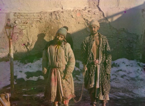 Два узника в кандалах