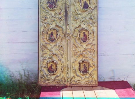 Старинные царские врата в церкви Успения.