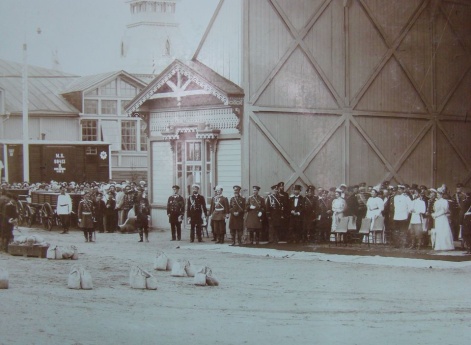 Визит Николая II на Всероссийскую промышленно-художественную выставку. Николай II со свитой при осмотре воздухоплавательного парка. Нижний Новгород.