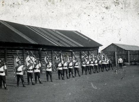 Солдаты на маневрах