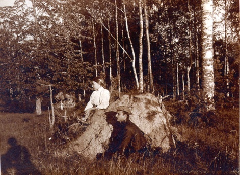 Владимир и Варвара Масленниковы у камня